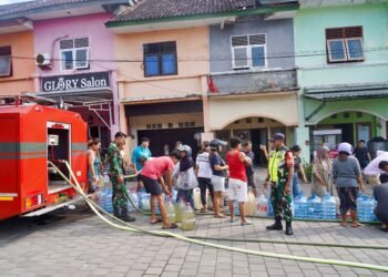 Kodam IX/Udayana  Membantu salurkan Air Bersih Kepada Masyarakat Yang Terdampak Kekeringan 