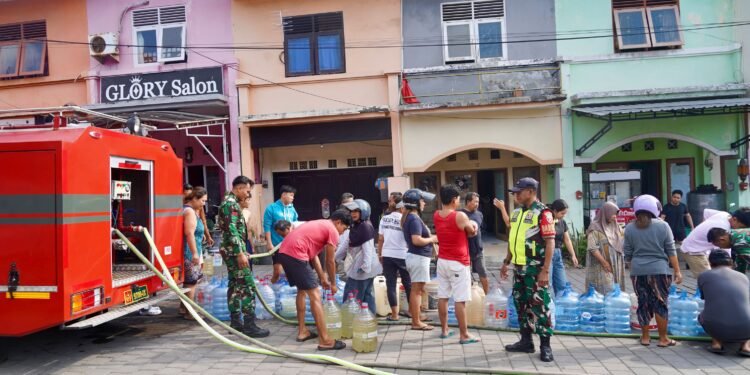 Kodam IX/Udayana  Membantu salurkan Air Bersih Kepada Masyarakat Yang Terdampak Kekeringan 